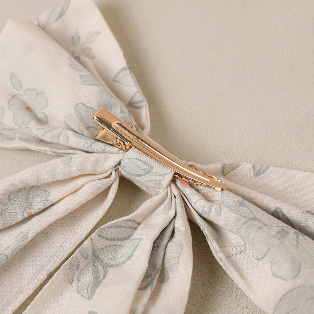 Everly Bow in Mist English Rose